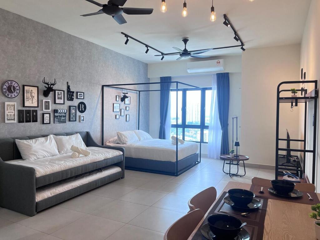 Postel nebo postele na pokoji v ubytování Near MMU UOC Couple 2pax Studio Modern Home