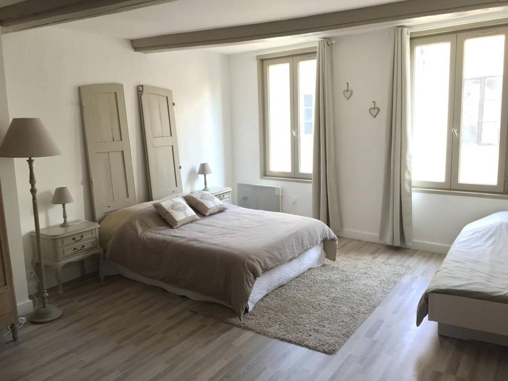 オンフルールにあるLe Cocooning d Honfleurの白いベッドルーム(ベッド1台、窓2つ付)