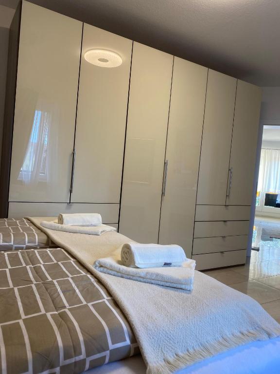 Postel nebo postele na pokoji v ubytování Deluxe Apartment Nähe Festspielhaus mit Tiefgaragenstellplatz