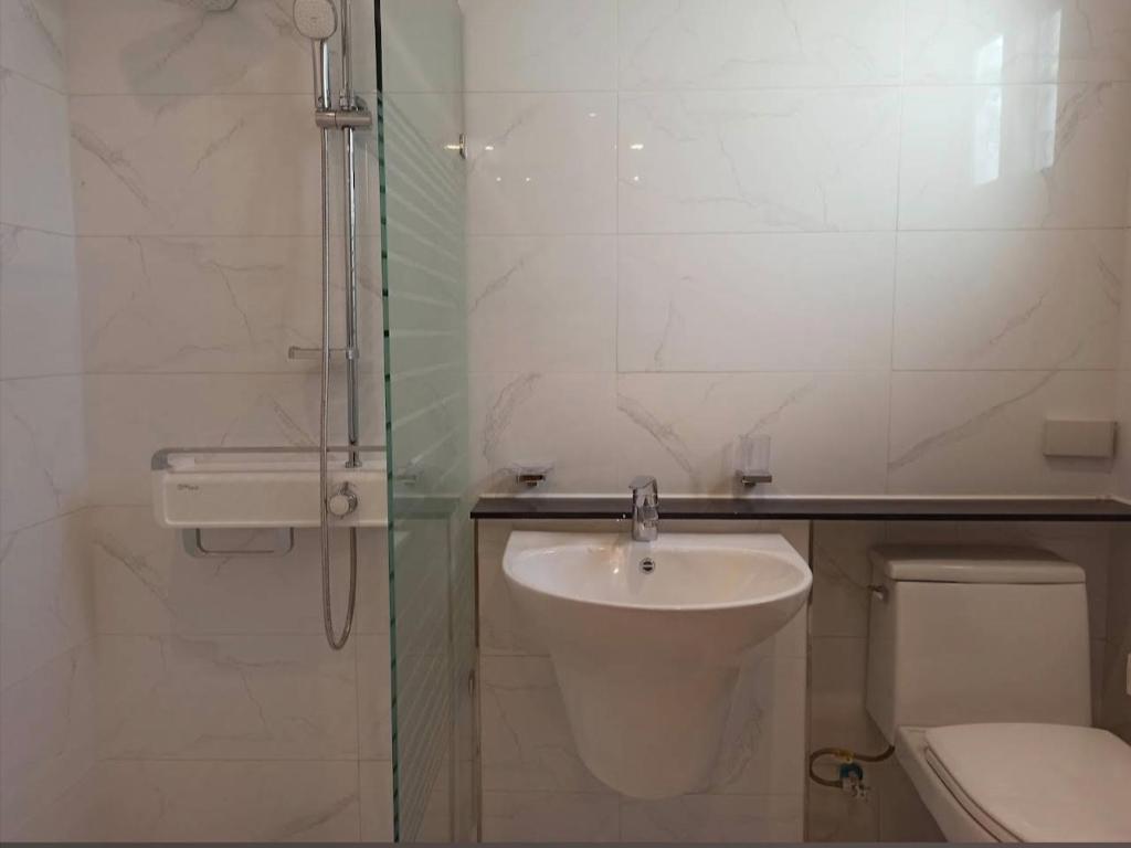 a bathroom with a sink and a toilet and a shower at Nemo Villa Clark in Clark