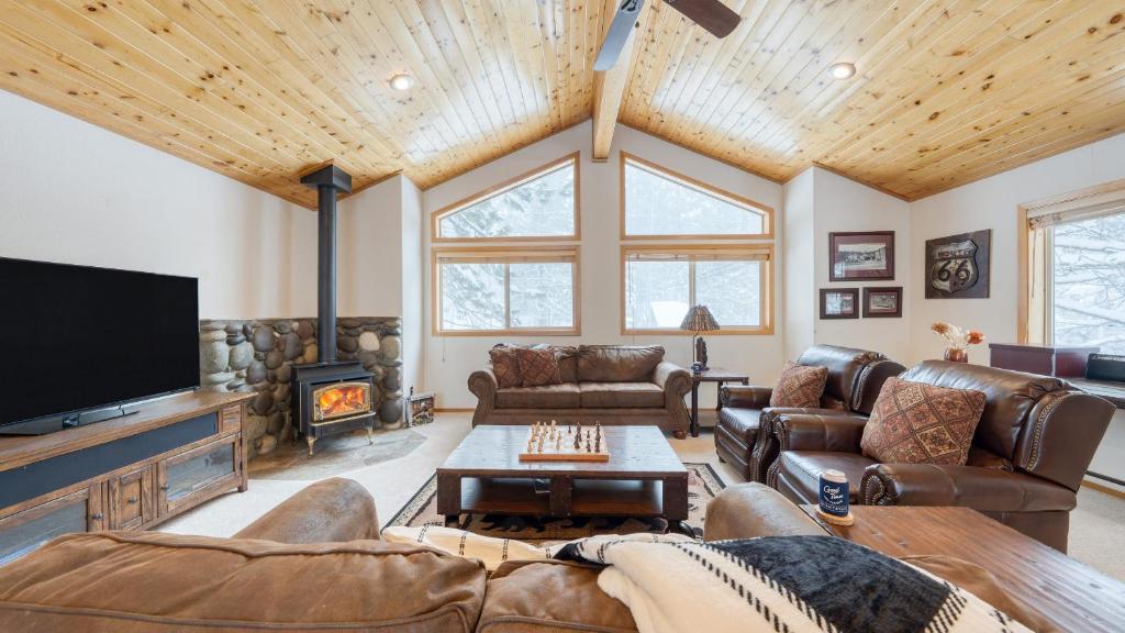 un soggiorno con mobili in pelle e una TV a schermo piatto di Oslo Haus by AvantStay Cabin Retreat Near Northstar Downtown Truckee a Truckee