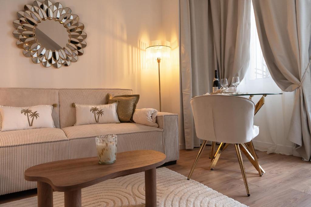 een woonkamer met een bank en een tafel bij Les Nuits en Grands Crus Appartement cosy, près de Beaune, au cœur des vignes in Ladoix Serrigny