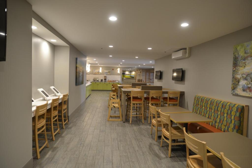 Country Inn & Suites by Radisson, Duluth North, MN photo