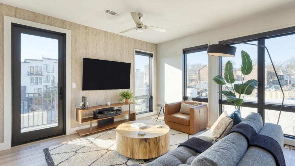 Μια τηλεόραση ή/και κέντρο ψυχαγωγίας στο New Modern 2BDR in Walkable Midtown w Gym Pool Honkey-Tonk by AvantStay