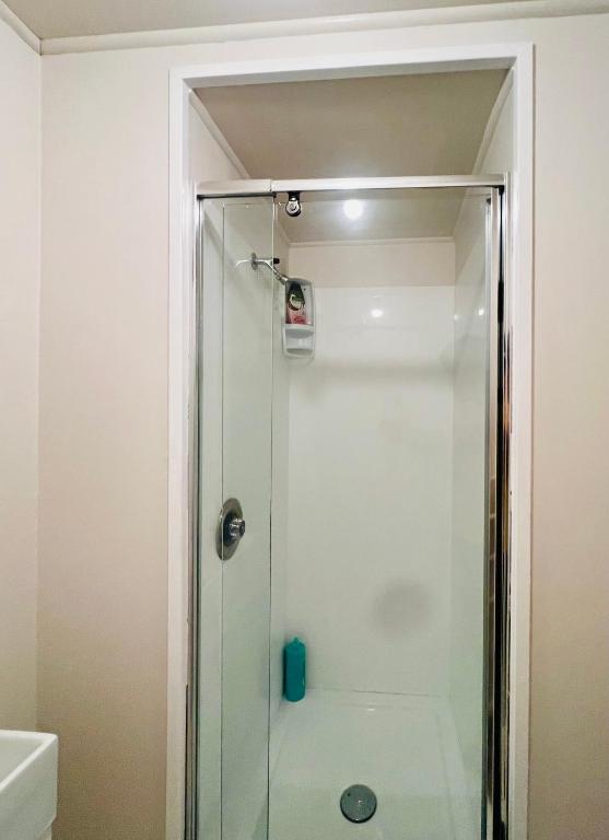 Sunny private room with private bathroom