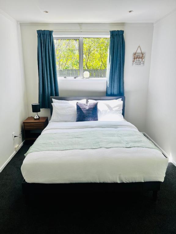 Sunny private room with private bathroom - Resim 1