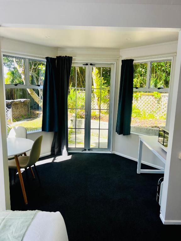 Sunny private room with private bathroom - Resim 3