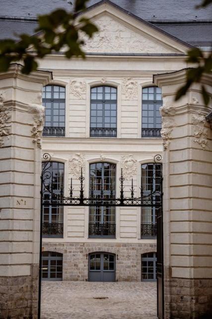 un gran edificio blanco con muchas ventanas. en Hôtel Royal Beaulaincourt, en Béthune