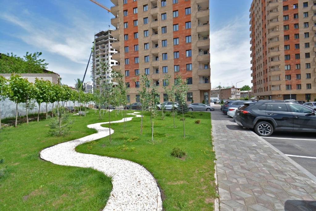 فضای داخلی Cozy Modern Apartment with Balcony در ایروان - تصویر ۳