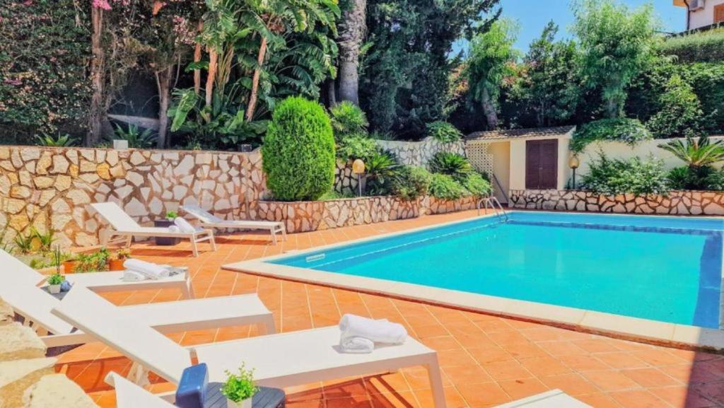 Swimmingpoolen hos eller tæt på Domus Dea