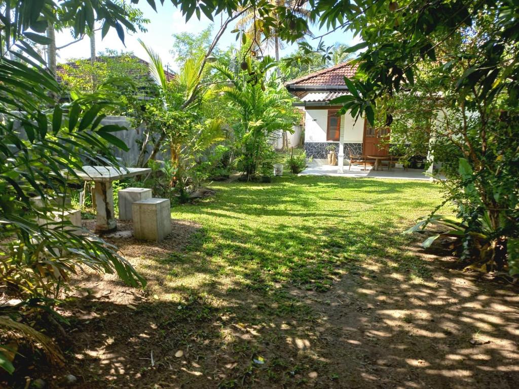 Сад в New Sam Tourist Inn