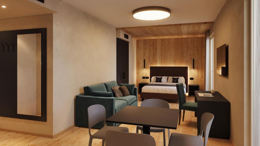 ein Hotelzimmer mit einem Bett und einem Schlafzimmer in der Unterkunft Hotel Chalet Rezia in Chiesa in Valmalenco