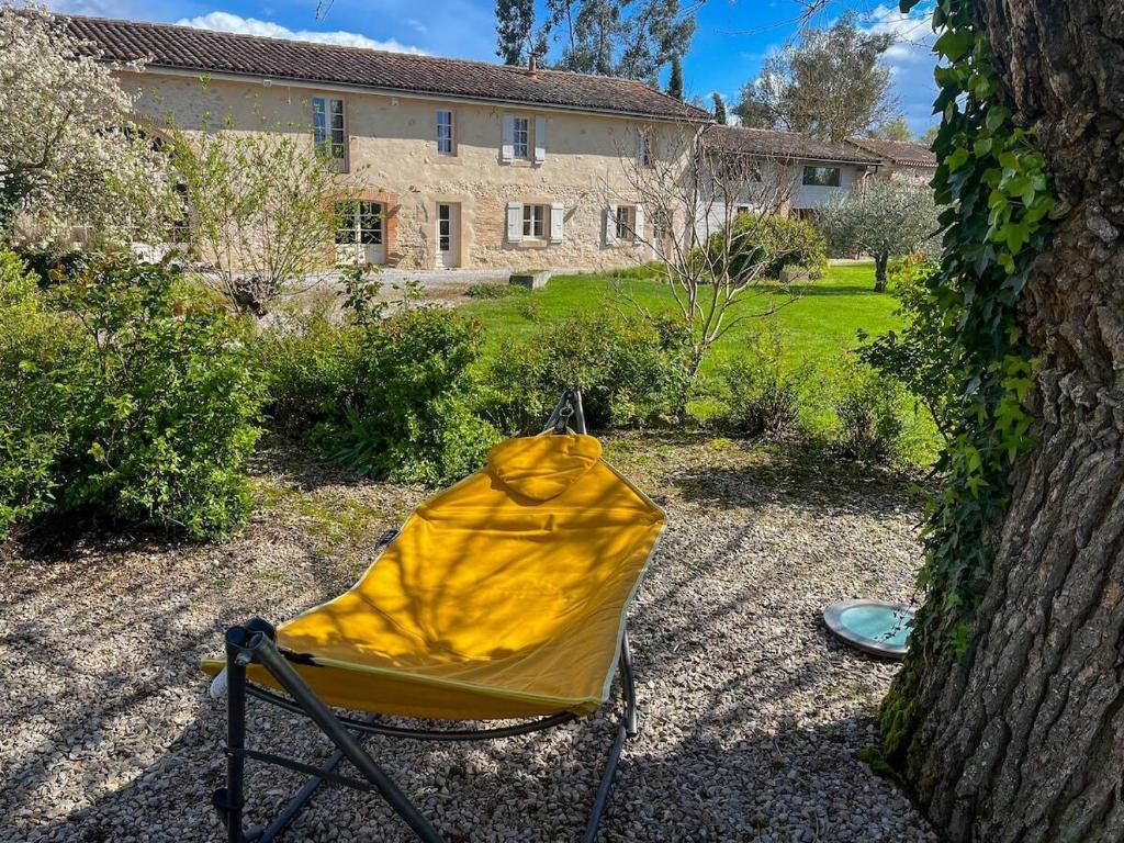 ein gelbes Zelt im Hof eines Hauses in der Unterkunft Gîte trois étoiles, maison de campagne in Fiac