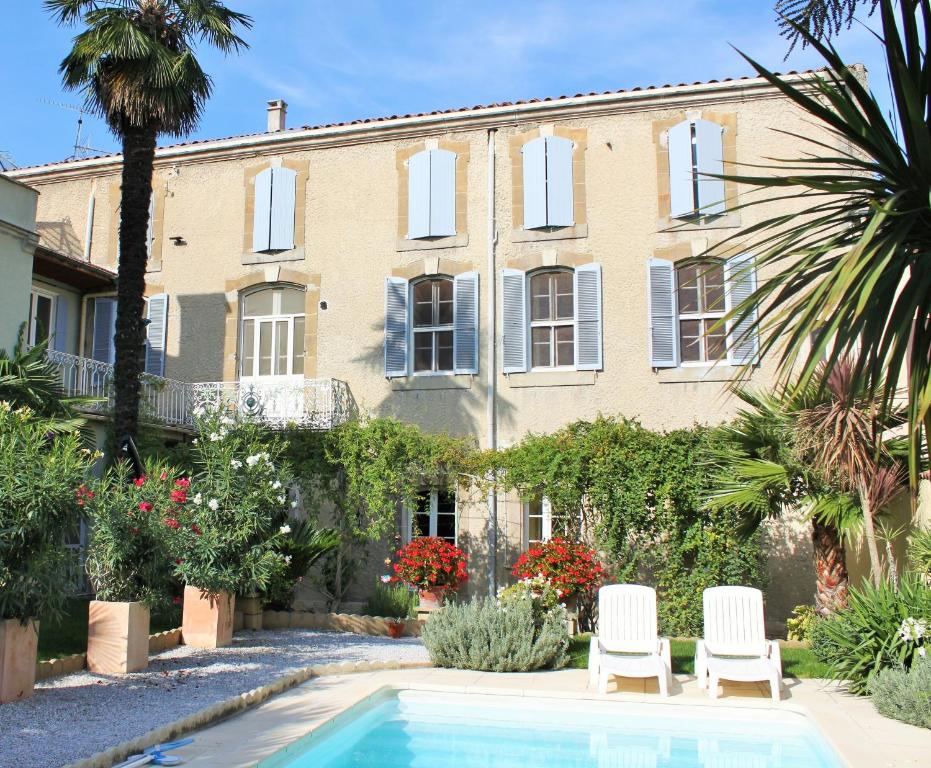 a house with a swimming pool in front of it at B&B Coup de Coeur in Bram