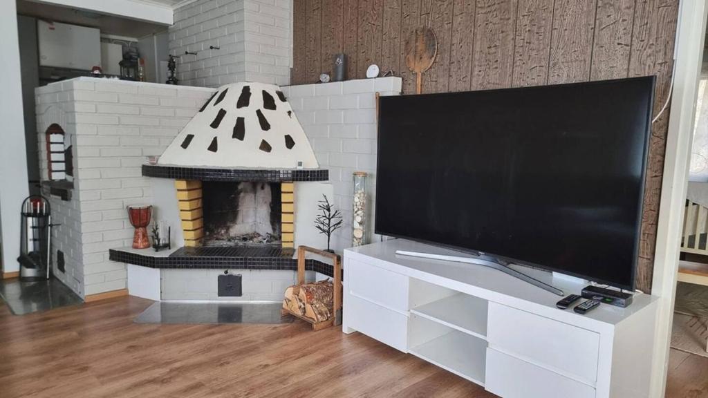 Μια τηλεόραση ή/και κέντρο ψυχαγωγίας στο Charming 3BR Nature Retreat