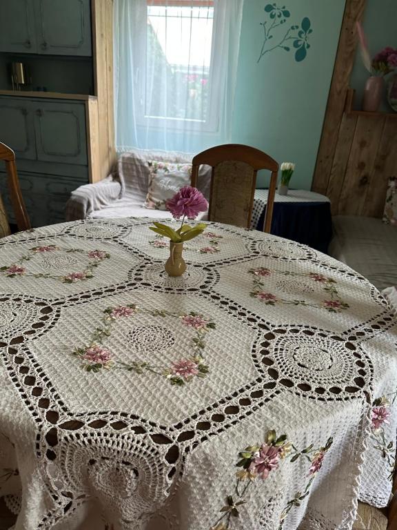 En eller flere senge i et værelse på Różany Ogród