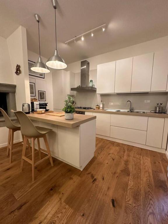 サン・カシャーノ・イン・ヴァル・ディ・ペーザにあるGreen House Florence 10 minの白いキャビネット付きの広いキッチン