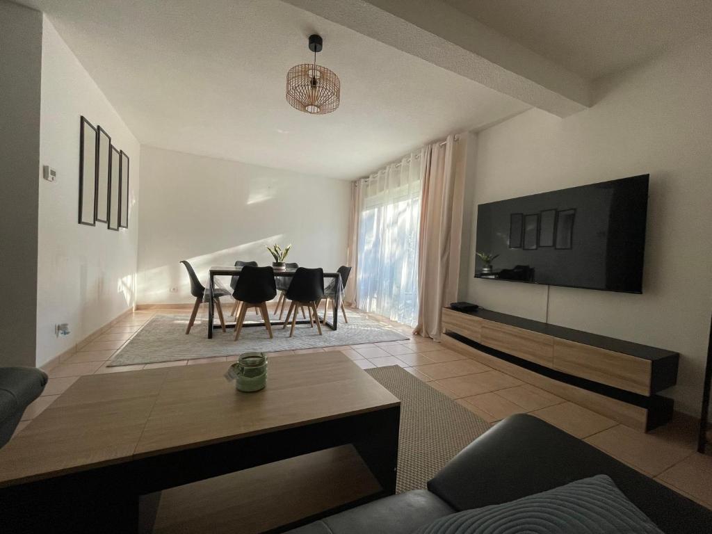 Televisyen dan/atau pusat hiburan di Chambre au calme - idéale rando & pros