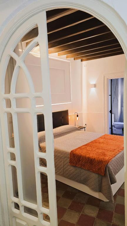 a bedroom with a bed with an archway at Moöm Apartamentos Turísticos in Tíjola