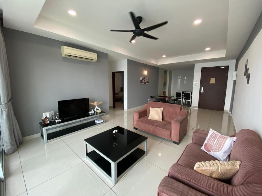 - un salon avec deux canapés et un ventilateur de plafond dans l'établissement KSL D'Esplanade by ACJB HomeStay, à Johor Bahru