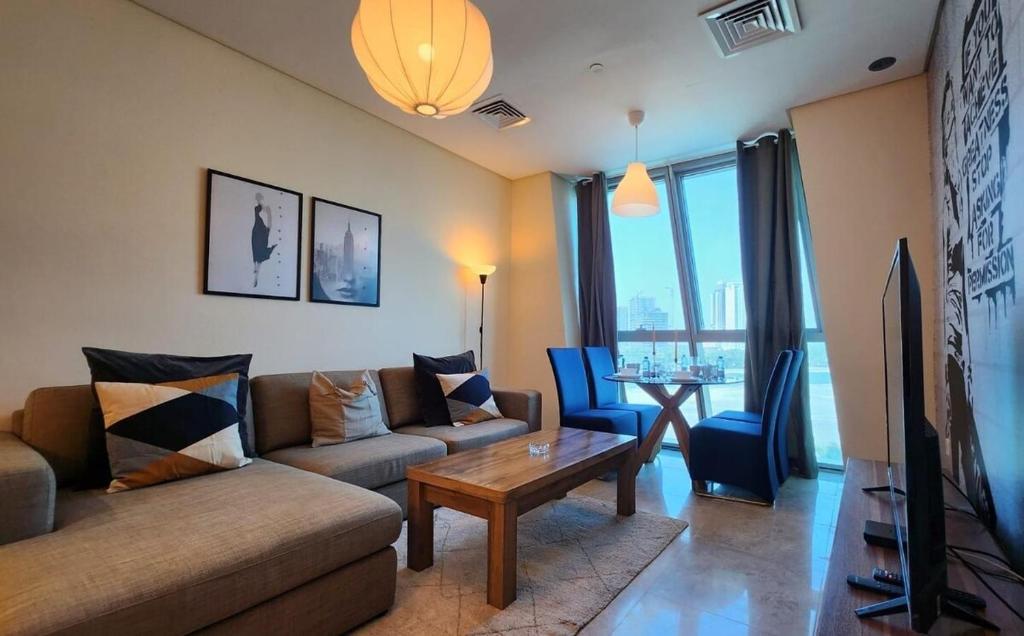 Гостиная зона в Zigzag Tower A- Affordable, 2 Bedroom Apartment, Sea View at Pearl 303A