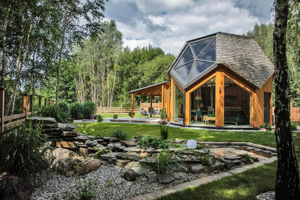 una cabaña con techo de cristal en un jardín en Domy kopułowe, 