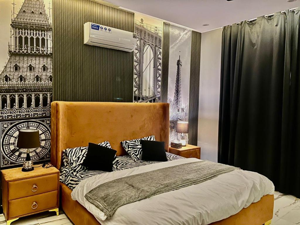 1 dormitorio con 1 cama y una torre en la pared en Asnb Residence, en Multán