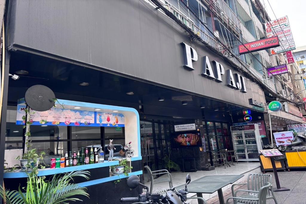 Una tienda en una calle con una bicicleta estacionada afuera en Papa Ji Hotel and Restaurant, en Bangkok