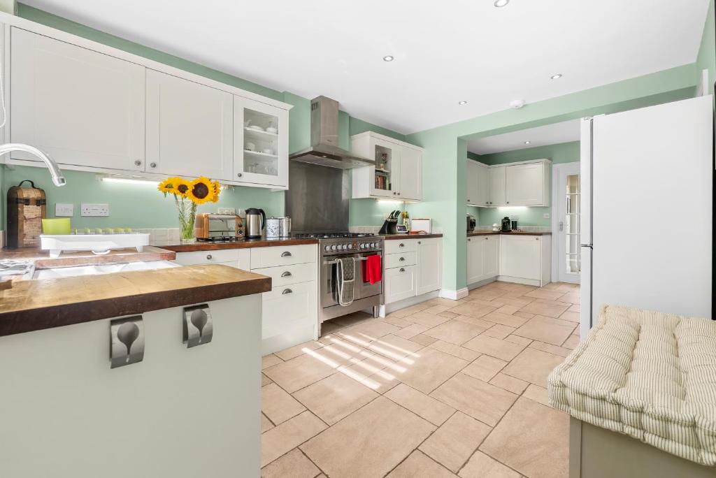 Η κουζίνα ή μικρή κουζίνα στο Deppers Bridge, 3 Bedroom Property