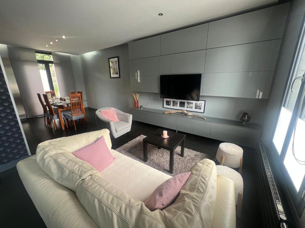 un soggiorno con un divano e una TV di House sleeps 5 Orly Airport Paris ad Arcueil