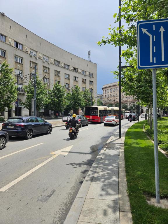 un hombre en moto por una calle de la ciudad en MOOW Belgrade Waterfront View Apartments, en Belgrado