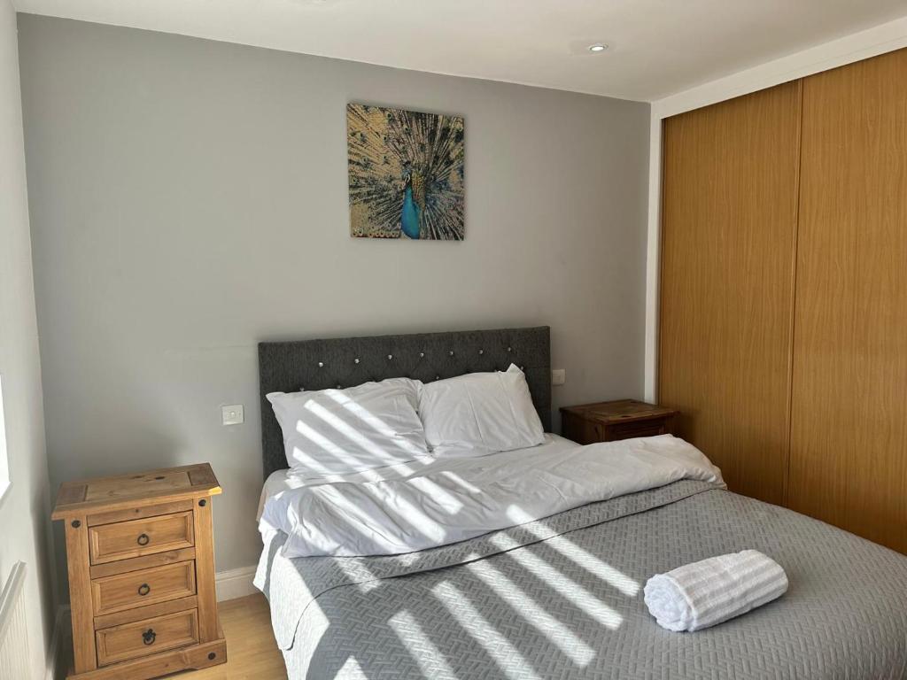 een slaapkamer met een bed en een schilderij aan de muur bij Spacious Luxurious Serviced Accomodation in Doncaster