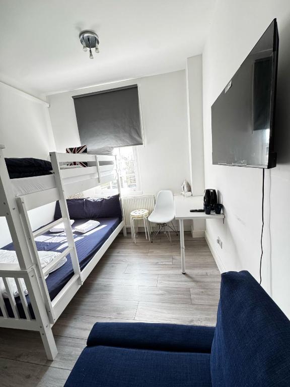 Ένα ή περισσότερα κρεβάτια σε δωμάτιο στο Family room in Zone 2