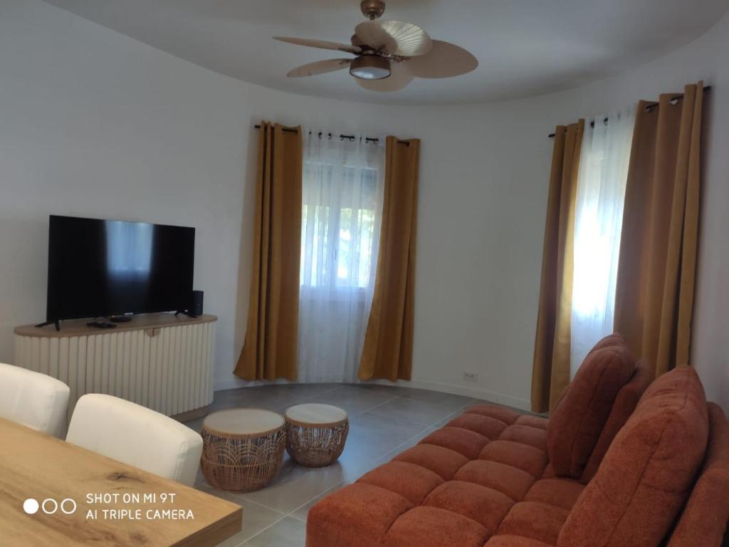 a living room with a couch and a flat screen tv at Chez Lulu, au pied de la Dolce Via in La Voulte-sur-Rhône