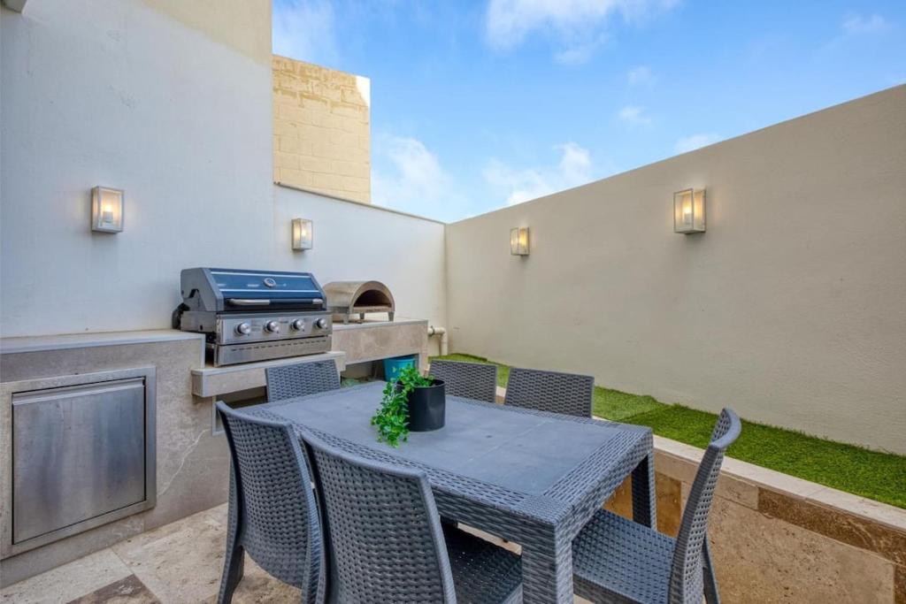 Fotografie z fotogalerie ubytování 2BR Gozo Escape with Private Tub & Backyard by 360 Estates v destinaci Taʼ Abram