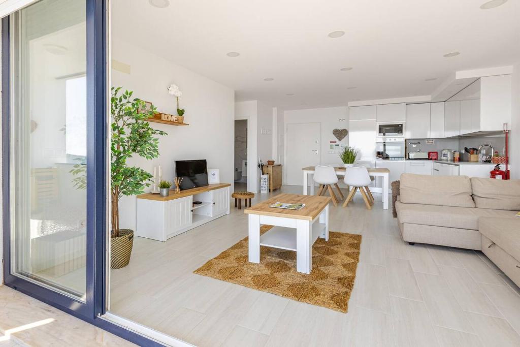 un soggiorno con un divano e un tavolo di Me&You - Apartamento em Sesimbra - 5 minutos a pé da praia a Sesimbra