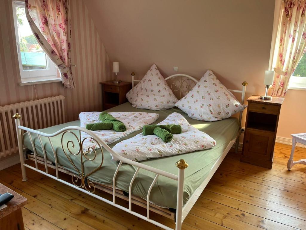 a bedroom with a bed with stuffed animals on it at Hildas romantische Ferienwohnung in Gödenstorf