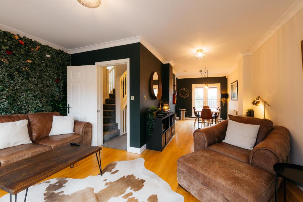 a living room with two couches and a table at Messiter Hideout in Willington