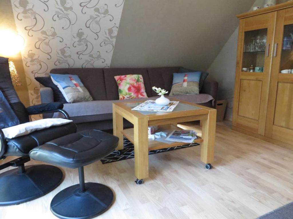 NeuschooNEU! Ferienwohnung Sonnenschein OG的客厅里有一张沙发和一张桌子。