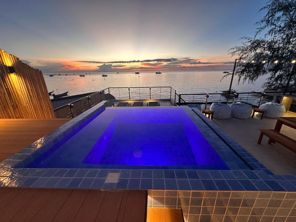 una piscina en la cubierta de un barco en Sairee Beach Penthouse, en Ko Tao