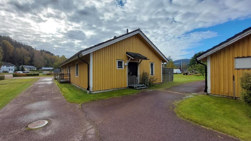 Likenäsにある4 Bed apartment close to Branäsの黄色の建物