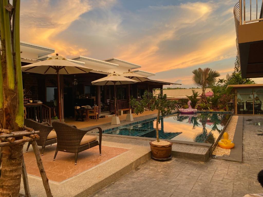 Bazén v ubytování Kalamung Resort and Pool villas nebo v jeho okolí