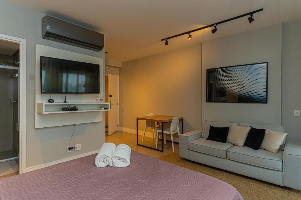 Postel nebo postele na pokoji v ubytování Loft Greige - Vista Linda, Ar Condicionado, Localização Incrível - AirPort