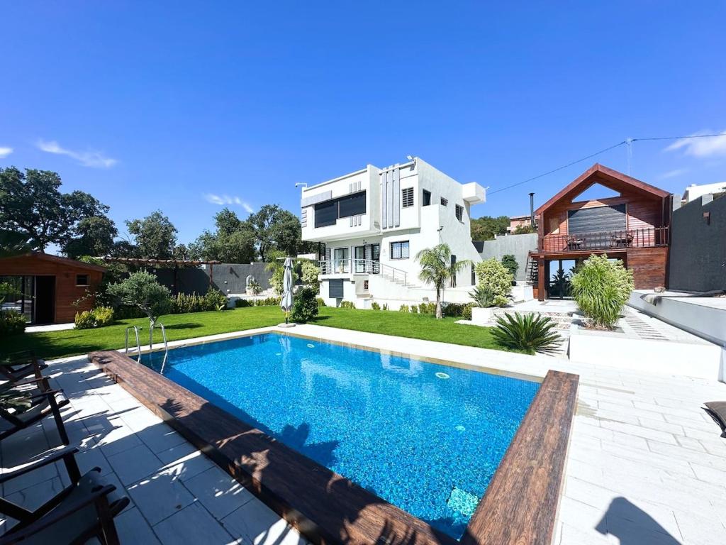 een villa met zwembad en huis bij Ochi Houses - Ain drahem in Ain Draham