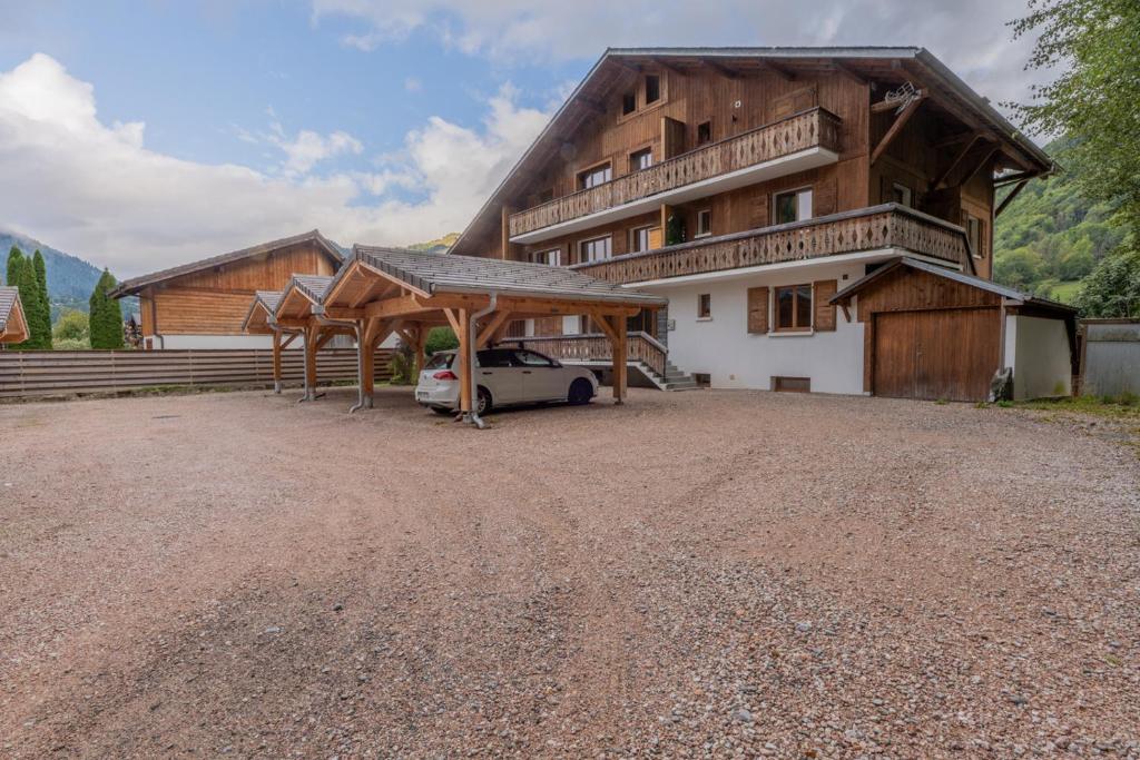 una casa con un coche aparcado delante en Montana 101 Apartment - Snow and Trek - Montriond, en Montriond