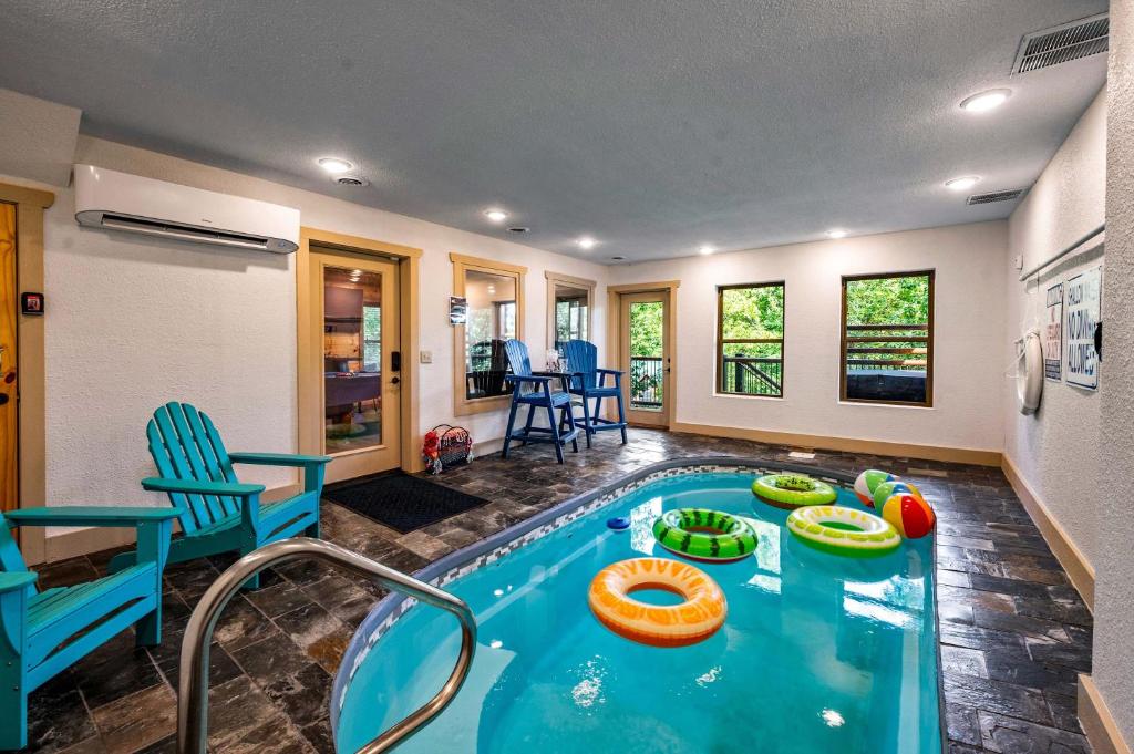 Et opholdsområde på Luxury Cabin with Indoor Pool in the Smoky Mountains