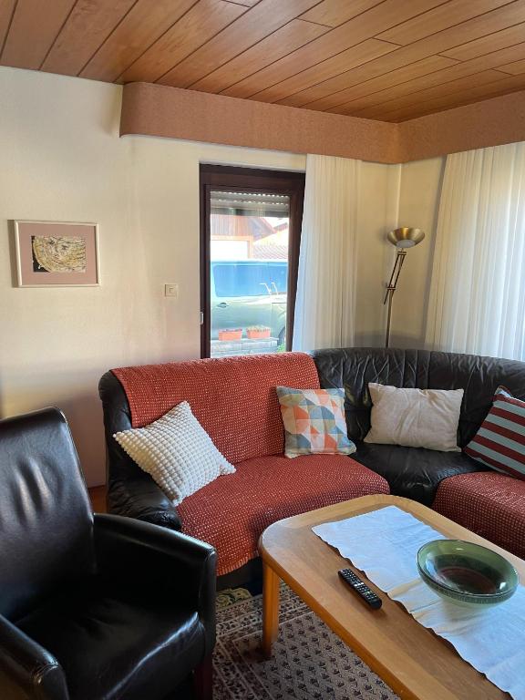 a living room with a couch and a coffee table at Traumhaftes Wohnen beim Badesee in Dechsendorf