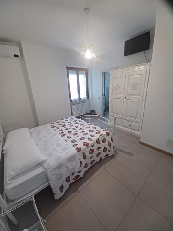 un lit d'hôpital dans une chambre blanche avec fenêtre dans l'établissement Tamarin De Mar, à Alghero