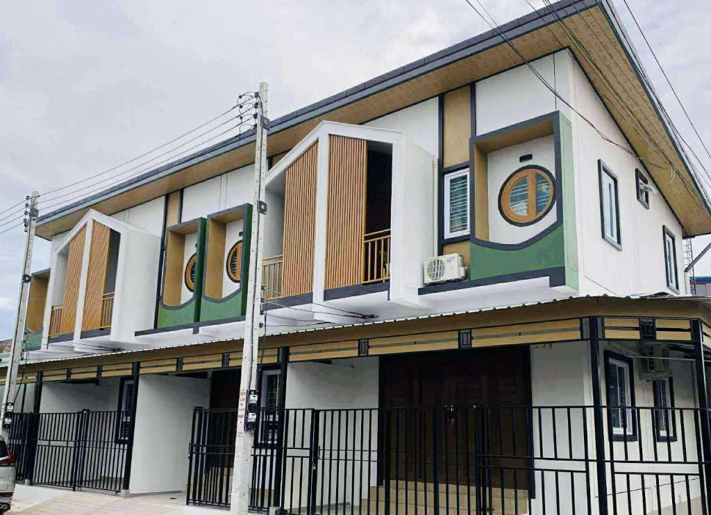 Un bâtiment avec beaucoup de portes dessus dans l'établissement Singgah Homestay Yala ตลาดเก่า, 