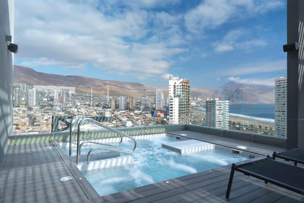 una piscina sul tetto di un edificio di NH Iquique Pacifico a Iquique